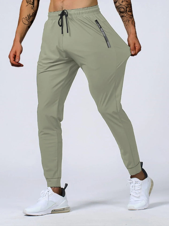 Comfortabele slimfit heren sportbroek met ademende stretch voor fitness of casual vrijetijdskleding.