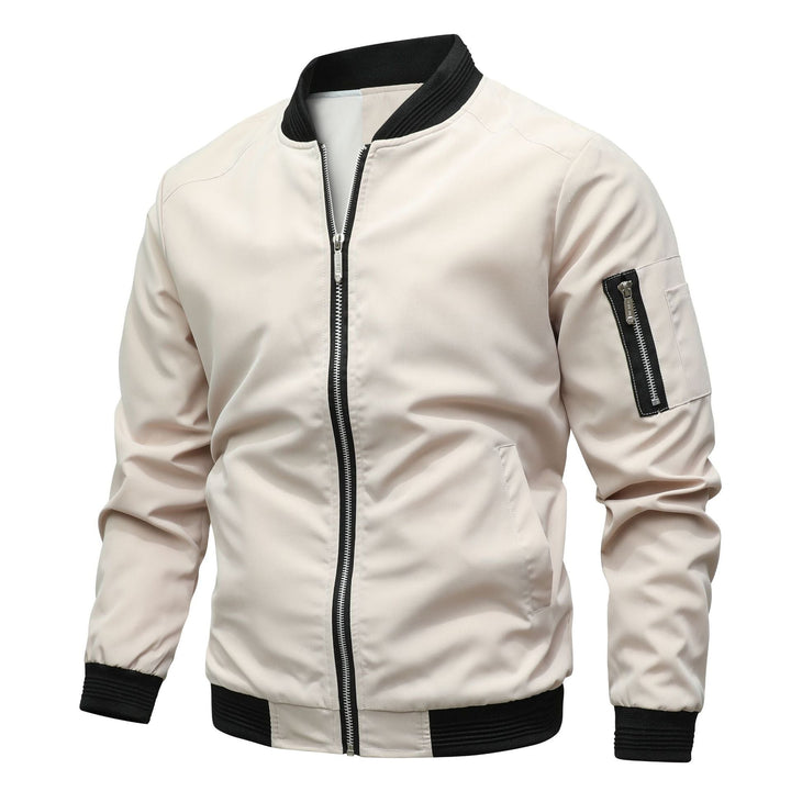 Heren bomberjack in klassieke pilotenstijl, frontaal. Comfortabele, trendy herenjas voor elke dag.