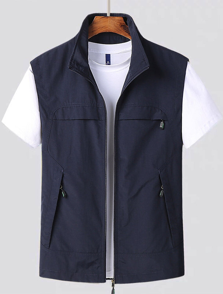 Heren outdoorvest met meerdere zakken voor wandelen of vissen; comfortabel, functioneel en praktisch. Perfect voor avontuur.