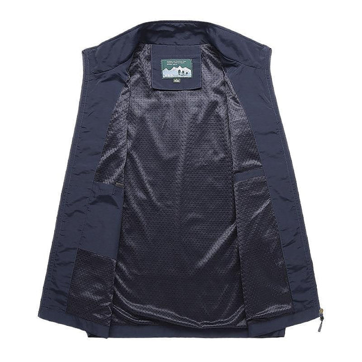 Khaki heren reisvest met meerdere zakken; comfortabel, mouwloos en ideaal voor casual gebruik en zomerse outdooravonturen.