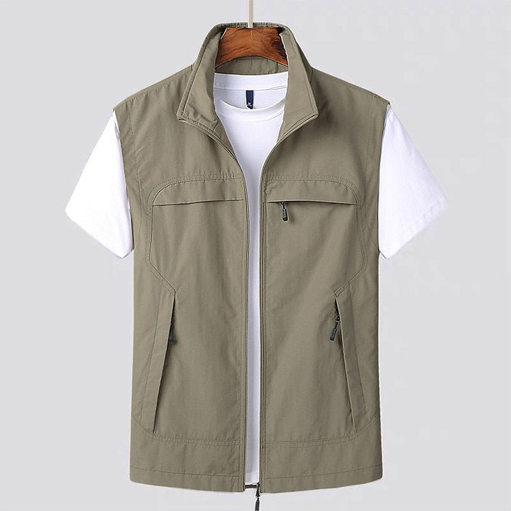 Praktisch mouwloos heren outdoorvest voor zomer en lente. Functioneel met veel zakken voor wandelen, vissen of casual gebruik.