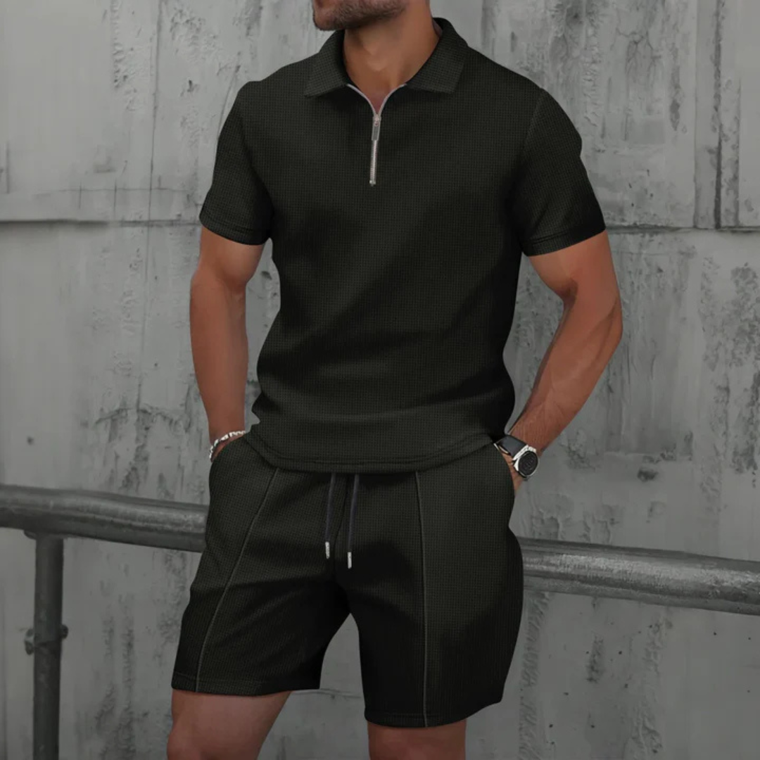 Ideale heren reis outfit: lichte zomer co-ord set met polo en korte broek, comfortabel en modieus.