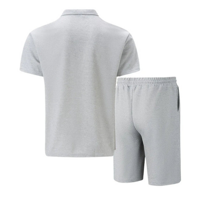Modieuze heren zomer outfit: een co-ord set met een frisse polo en bijpassende korte broek.