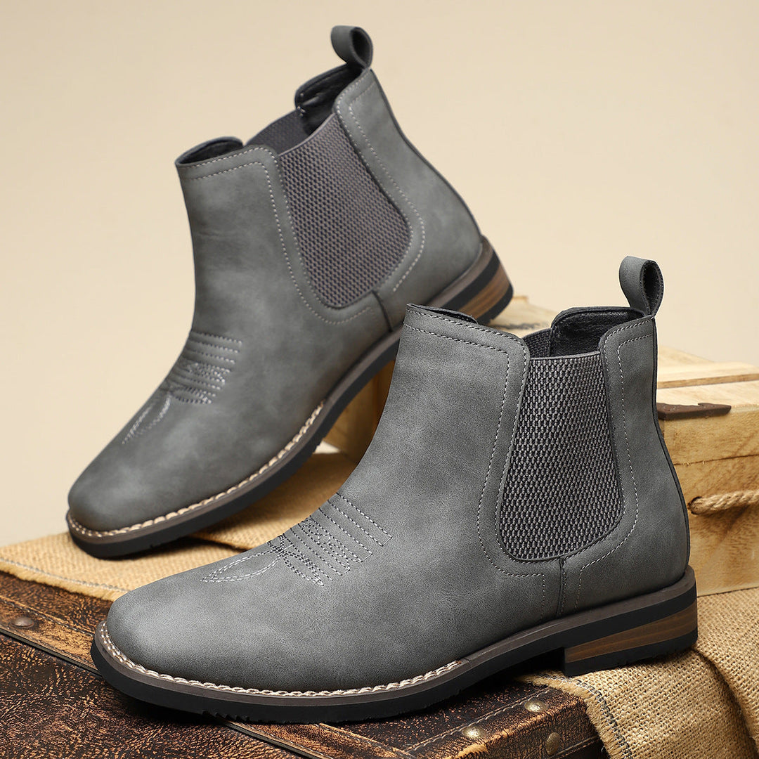 Robuuste herenlaarzen: bruine Chelsea boots met subtiele western-accenten, perfect voor herfst- en wintercomfort.