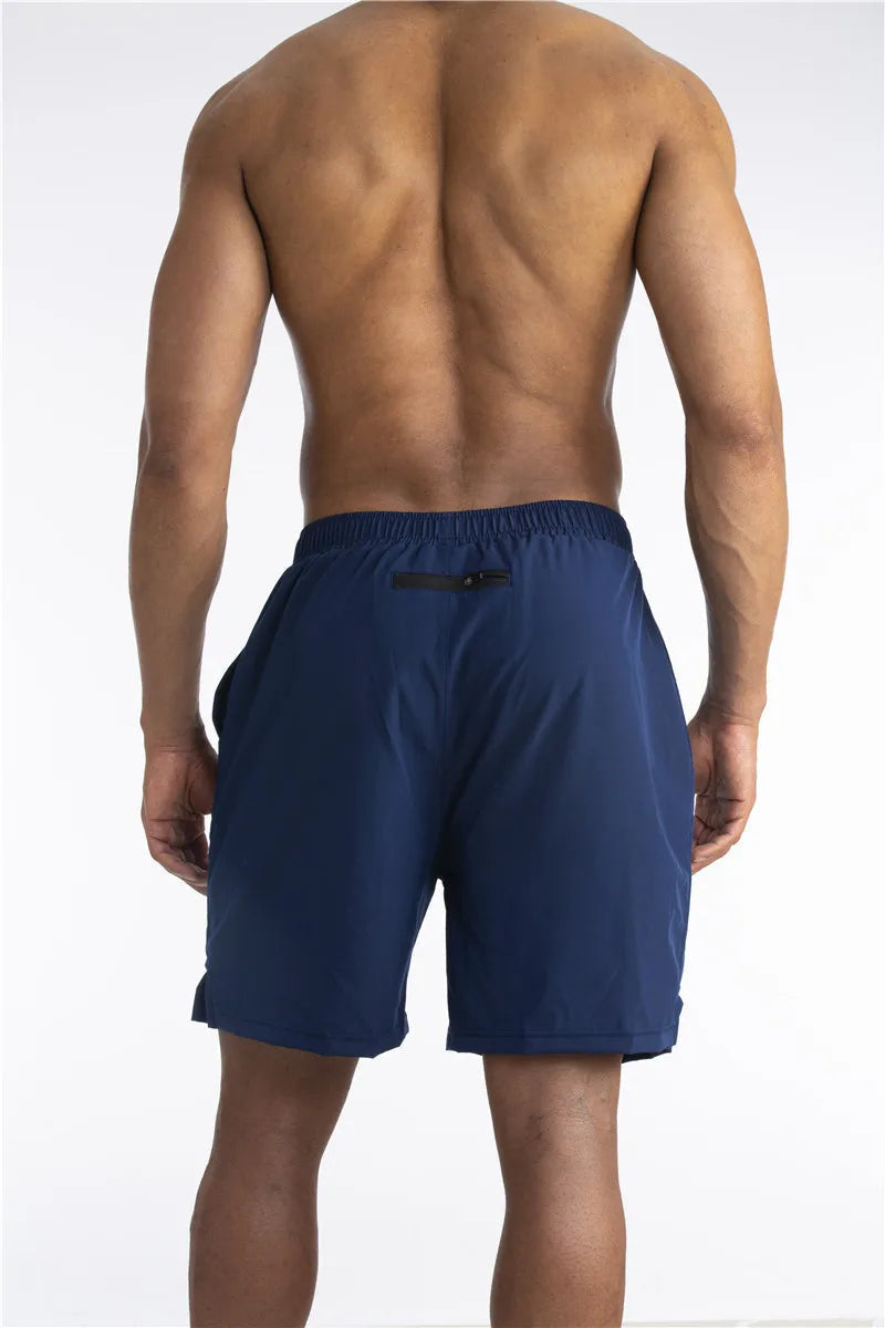 Detail van de geïntegreerde telefoonzak op heren hardloopshorts, perfect om je telefoon veilig mee te nemen.