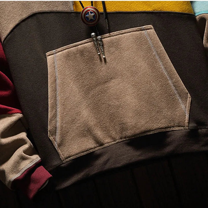 Man draagt zachte heren loose-fit hoodie met capuchon, een essentieel kledingstuk voor casual comfort.