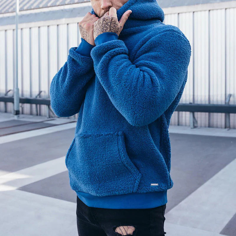 Donkergroene heren hoodie van teddy stof. Zacht en comfortabel, perfect voor een relaxte en modieuze look.