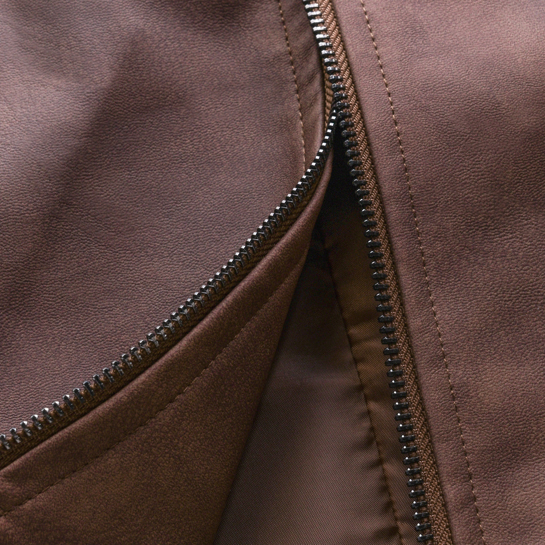 Stoer bruin ritsjack voor heren met omgeslagen kraag. Comfortabele bovenkleding, casual look.