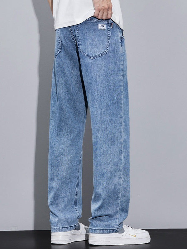 Heren lange jeans, rechte pijpen. Stijlvolle en comfortabele lichtblauwe spijkerbroek voor elke gelegenheid.