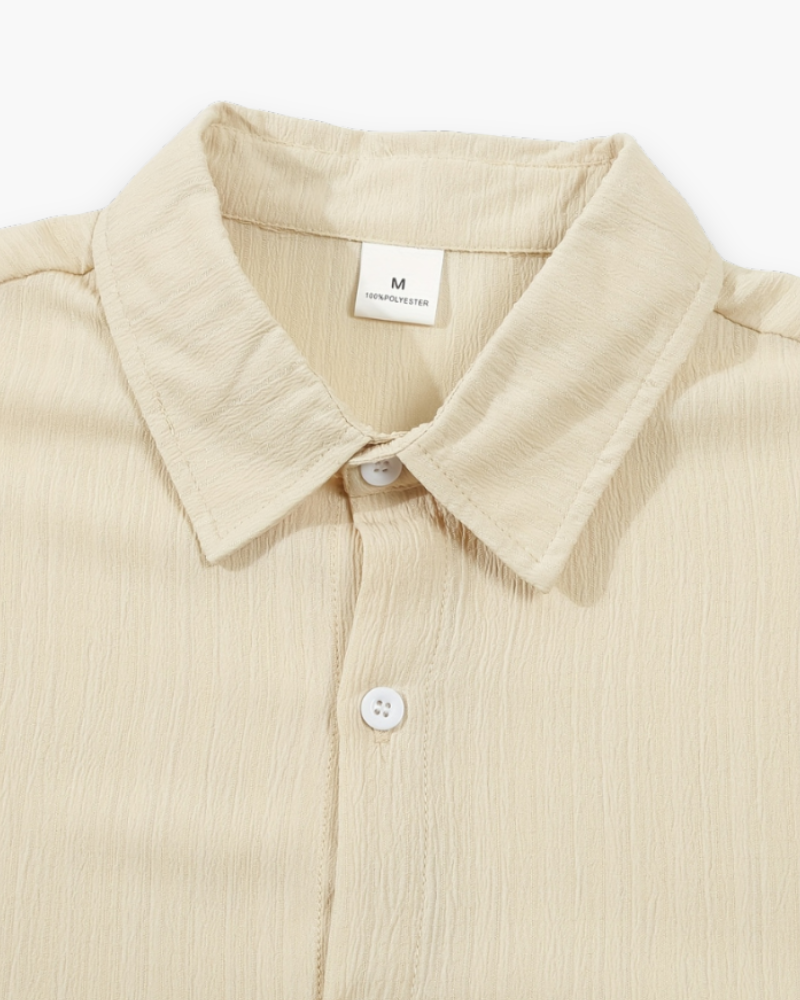 Achterkant van man in comfortabele heren zomer set: wit shirt & bijpassende korte broek, ideaal voor relaxte dagen.