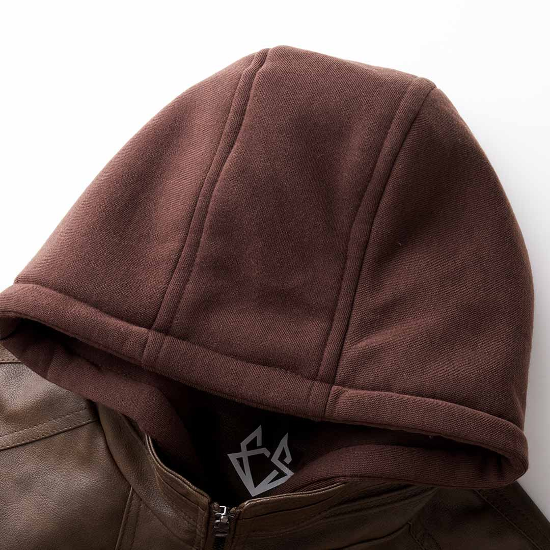 Detailopname van de capuchon en rits van een stoer heren motorjack, veelzijdig voor casual gebruik.