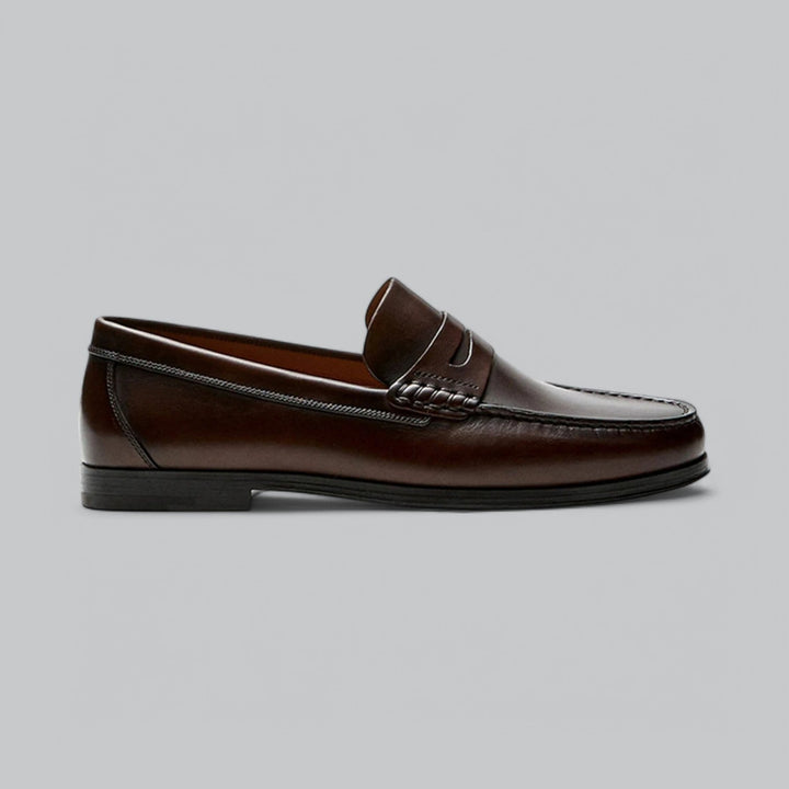 Donkerbruine klassieke heren penny loafers. Veelzijdige formele en casual schoenen die comfort en stijl combineren.