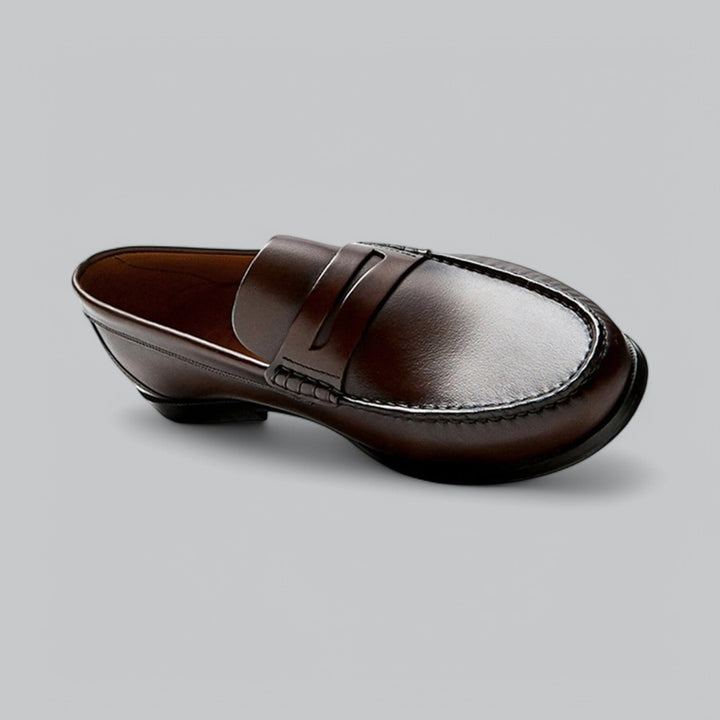 Comfortabele zwarte heren penny loafers. Tijdloze en elegante klassieke schoenen, ideaal voor een zakelijke look.