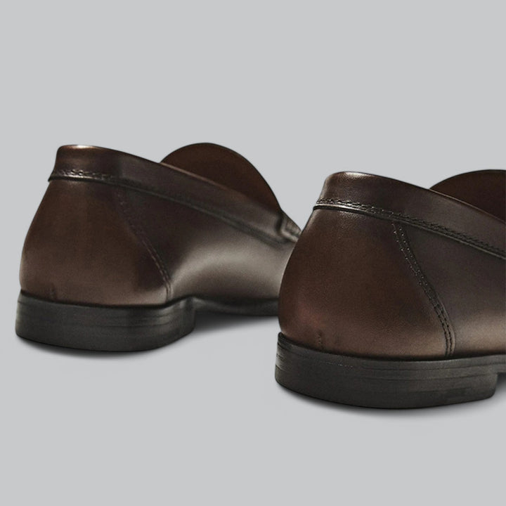 Hoogwaardige donkerbruine heren penny loafers. Stijlvolle en comfortabele formele schoenen met een klassieke touch.