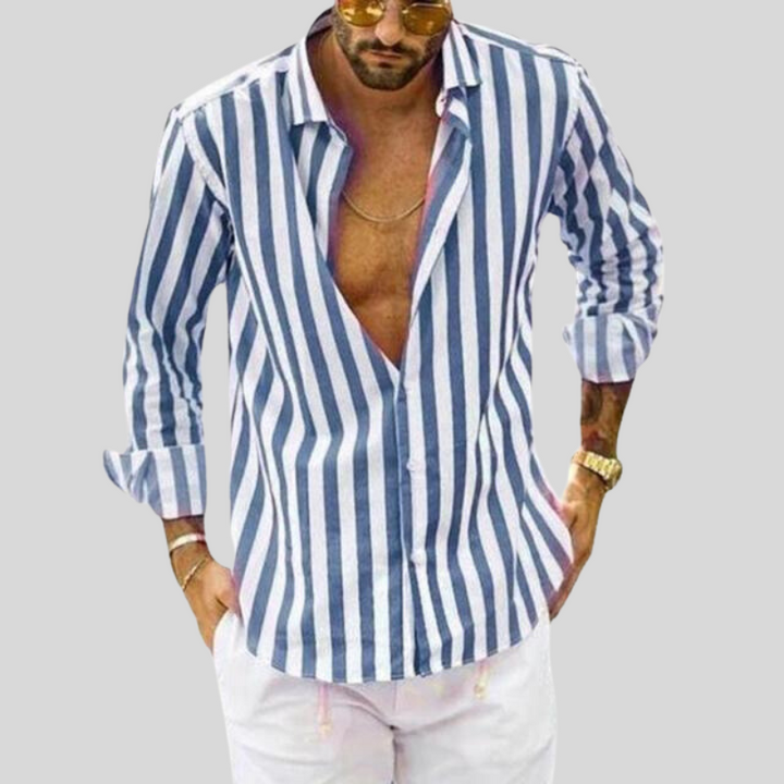 Model draagt een relaxed fit heren overhemd met lange mouwen, casual en stijlvol voor heren.