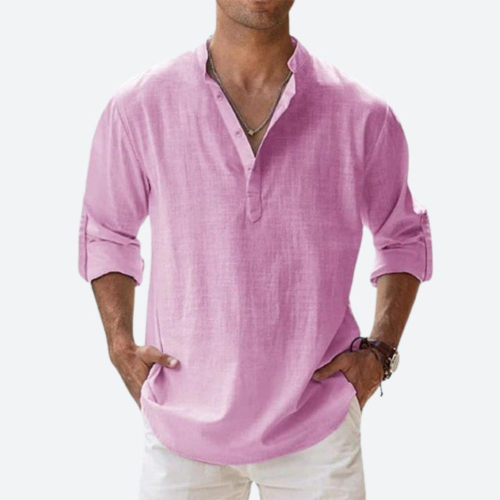Man draagt stijlvol slim-fit herenoverhemd, ademend en comfortabel voor een dynamische dagelijkse look.