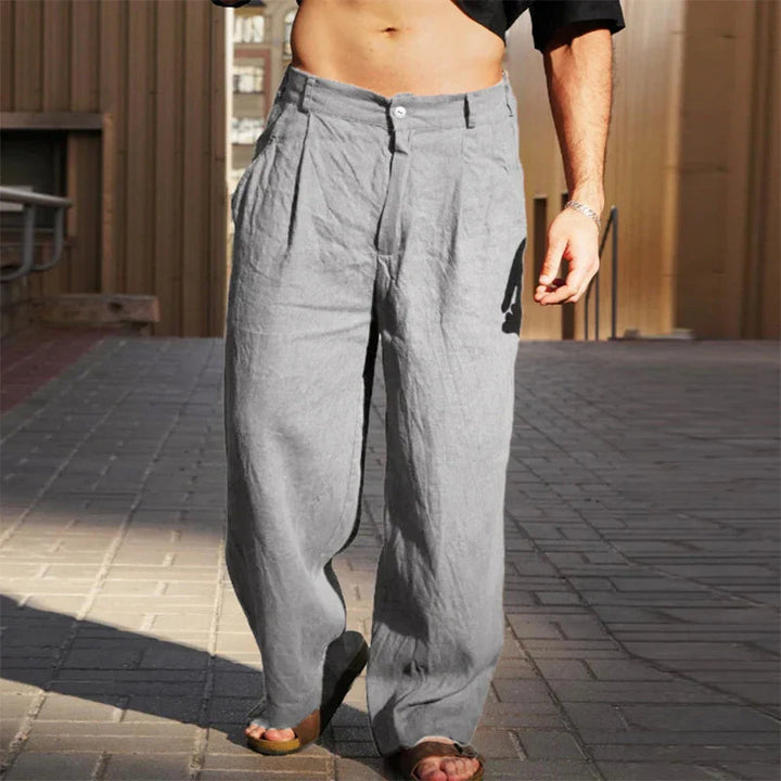 Ademende heren pantalon met wijde pijpen, voor een relaxte pasvorm en tijdloze stijl.