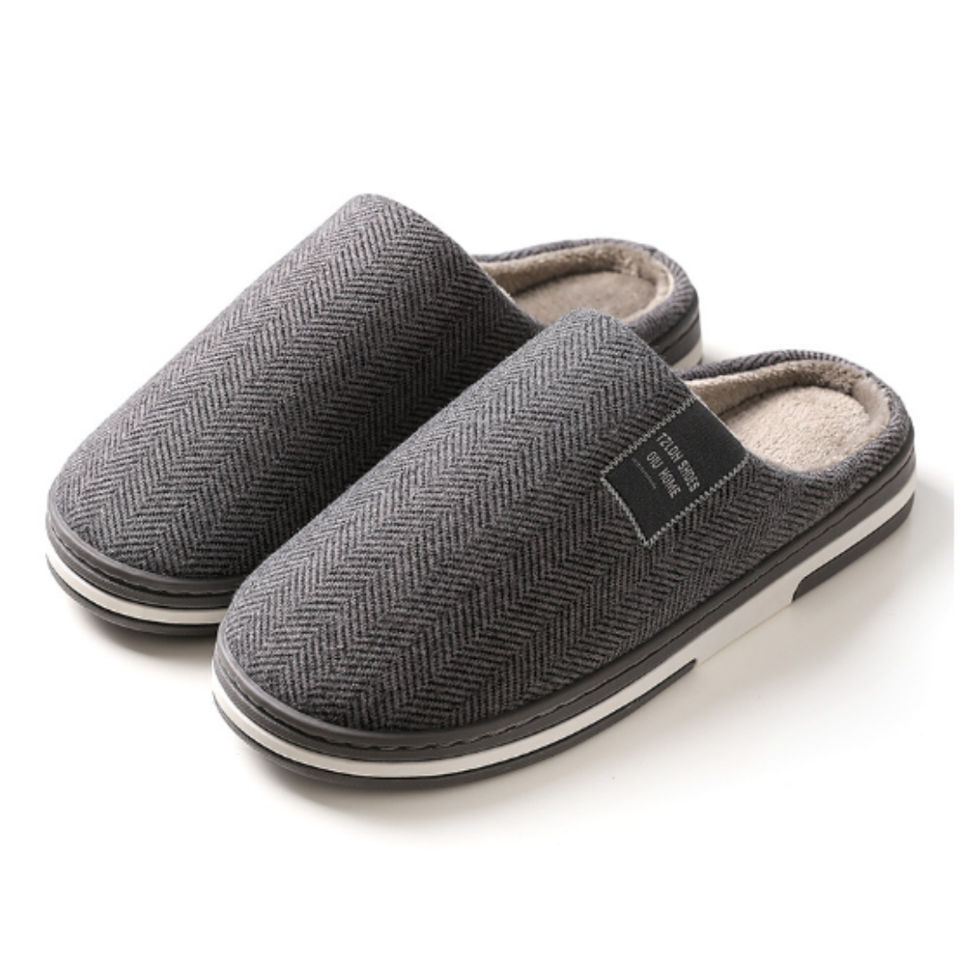 Comfortabele lichtgrijze unisex slippers met extra zachte voering, ideaal voor warme voeten.