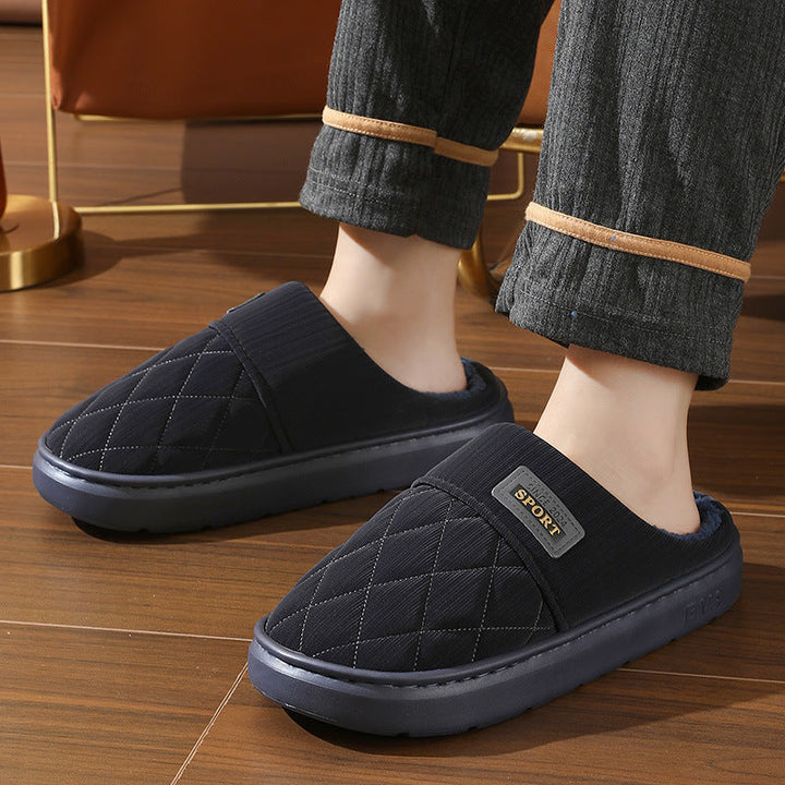 Bruine unisex pantoffels met zachte voering voor warme voeten. Comfortabele binnenschoenen voor winteravonden.