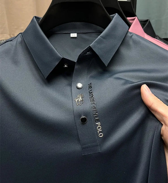 Detail van comfortabel en strijkvrij heren poloshirt, perfect voor dagelijkse kleding. Zachte stof, moderne pasvorm.
