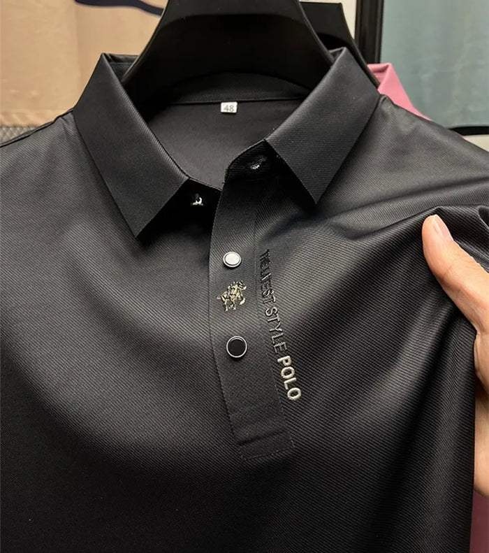 Heren poloshirt met moderne pasvorm, toont veelzijdigheid voor dagelijkse en zakelijke kleding. Stijlvol & comfortabel.