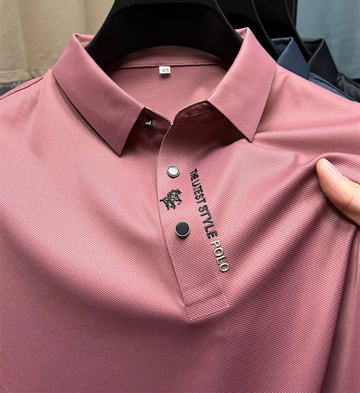 Lichtgewicht heren poloshirt, ideaal voor lente en zomer mode. Comfortabel en ademend voor warmere dagen.