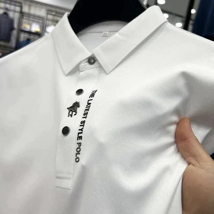 Kreukvrij heren poloshirt, toont de strijkvrije stof voor een altijd nette uitstraling. Gemakkelijk en stijlvol.
