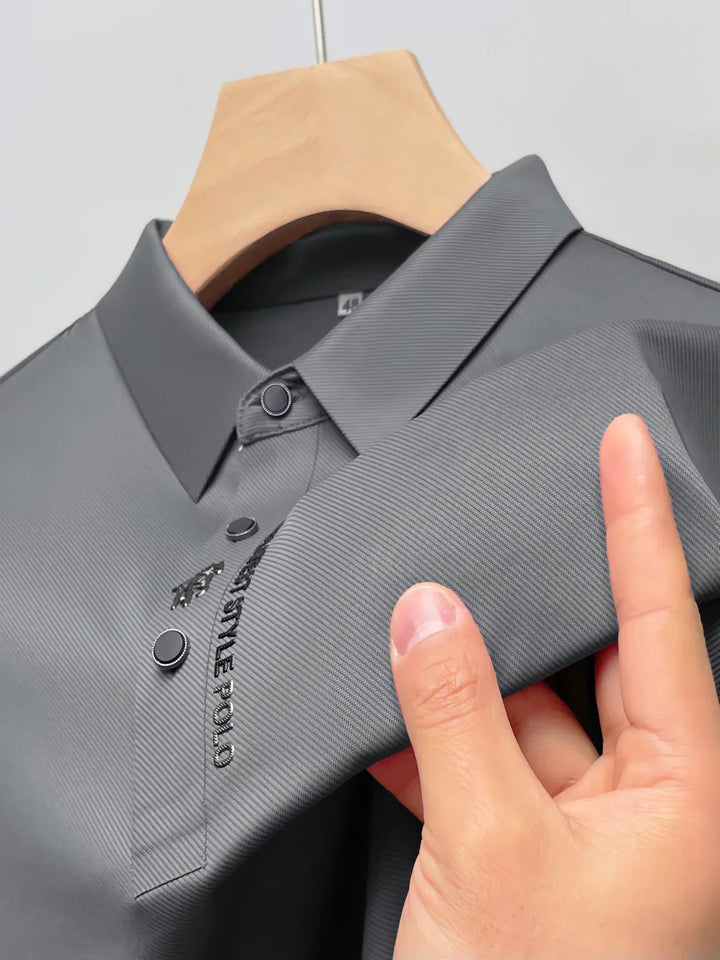 Close-up van de kraag en knopen van het stijlvolle heren poloshirt. Kwaliteit en moderne afwerking.