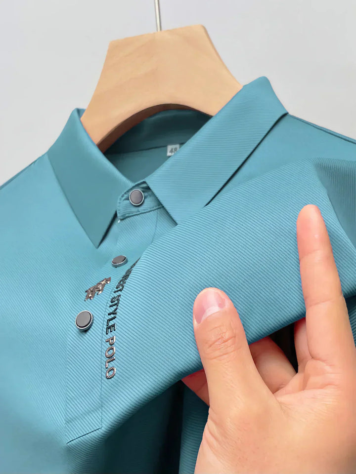 Lachende man draagt comfortabel heren poloshirt, ideaal voor dagelijks gebruik en mannenmode. Veelzijdig.