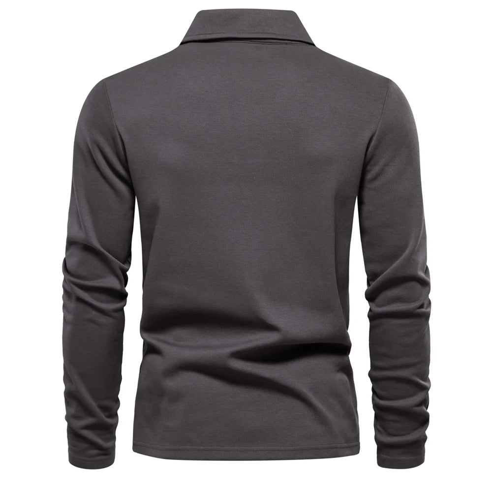 Close-up van de klassieke kraag en knoopsluiting van een elegant heren poloshirt met lange mouwen.