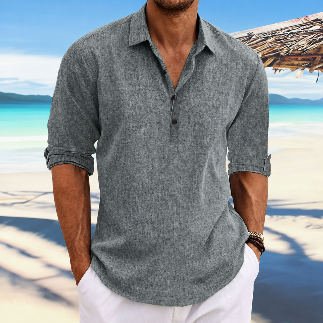 Man draagt modieus heren poloshirt met omgeslagen korte mouwen; comfortabele vrijetijdskleding voor de zomer.