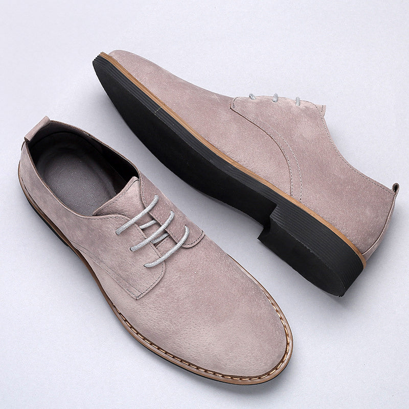 Gedetailleerde textuur van glanzende leren Oxford schoenen, bruin, essentieel voor een zakelijke look.