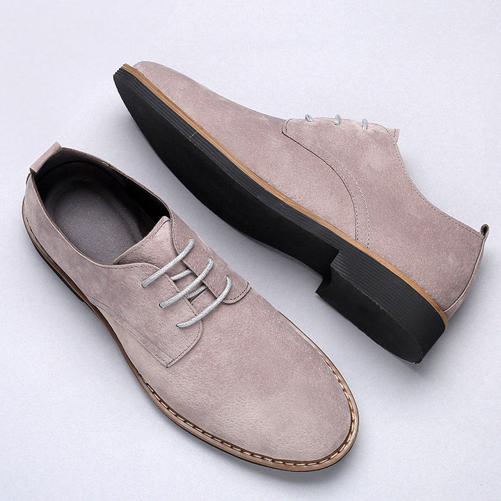 Gedetailleerde textuur van glanzende leren Oxford schoenen, bruin, essentieel voor een zakelijke look.