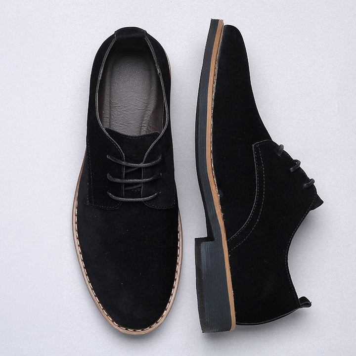 Klassieke vetersluiting op bruine Oxford schoenen voor heren, perfect voor een elegante en zakelijke outfit.
