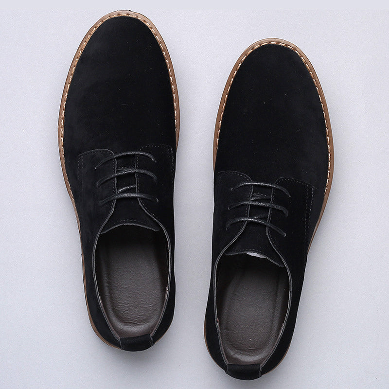 Paar elegante zwarte Oxford herenschoenen, klaar voor formele gelegenheden, bruiloft of zakelijke bijeenkomst.