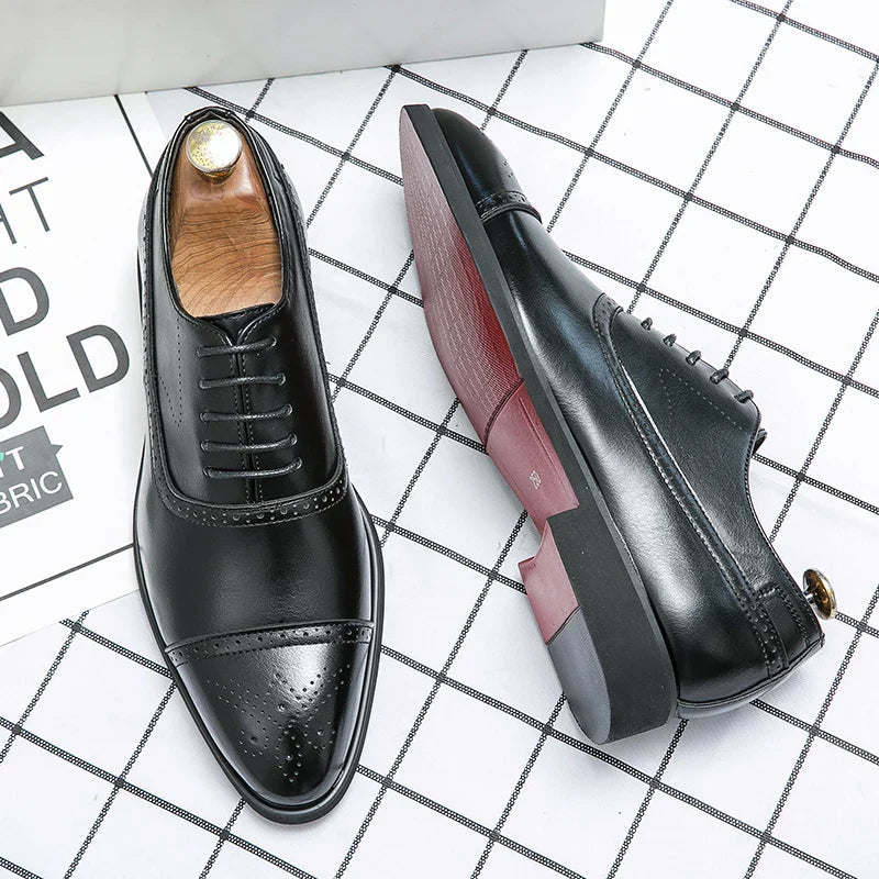 Elegante heren veterschoenen met verfijnde brogue patronen, tijdloos en geschikt voor elke formele outfit.