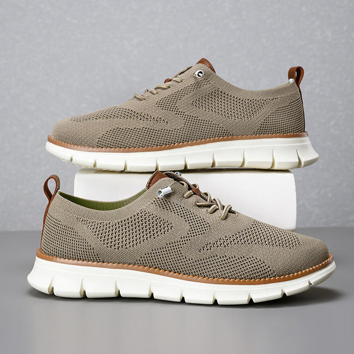 Bovenaanzicht van heren casual schoenen met flexibele zool, ideaal voor diverse dagelijkse activiteiten.