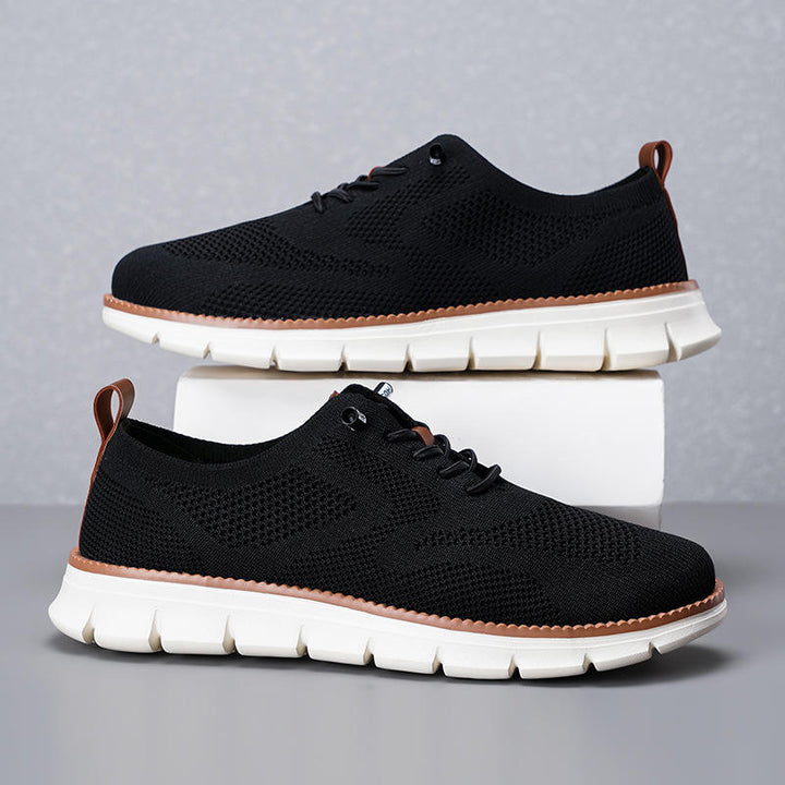 Comfortabele heren wandelschoenen in natuurlijke omgeving, flexibel en duurzaam voor elke ondergrond.