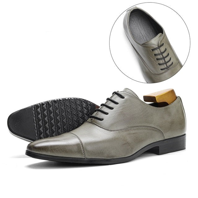 Elegante grijze heren cap-toe veterschoenen. Perfect voor formele gelegenheden, zakelijk of bruiloften. Lage hak.