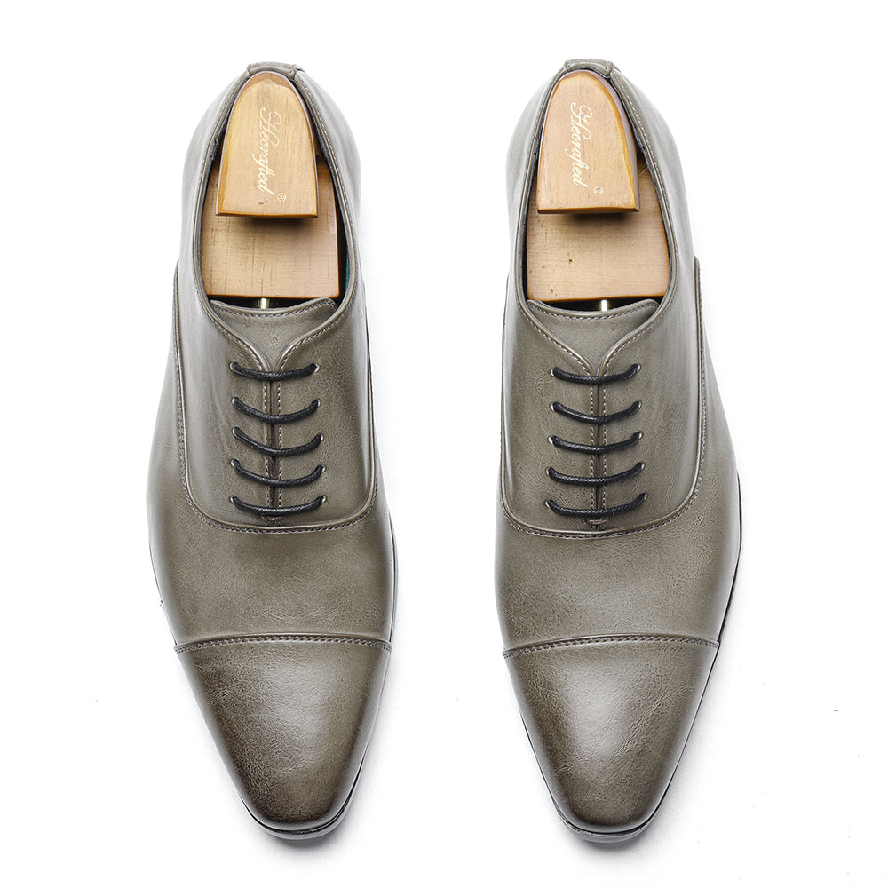 Nette heren cap-toe veterschoenen in grijs. Klassiek ontwerp met lage hak, geschikt voor formele en speciale evenementen.