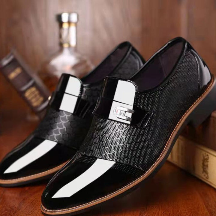 Comfortabele heren slip-on pakschoenen in zwart, voorzien van antislipzool voor veelzijdigheid en dagelijks comfort.