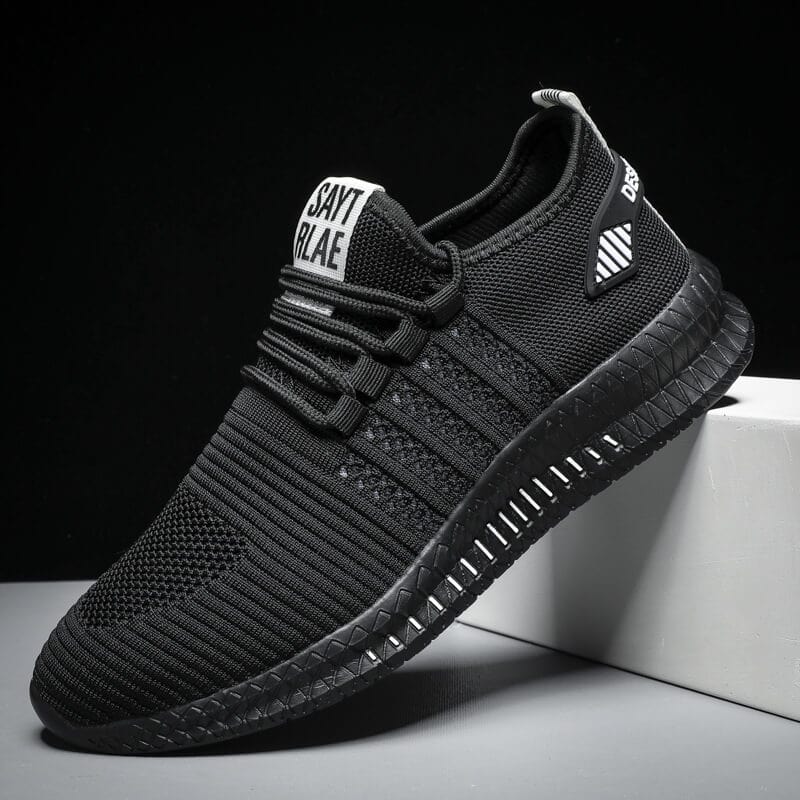 Stijlvolle outdoor herensneakers met ademend bovenwerk en stevige zool, perfect voor wandelen en actieve zomerse dagen.