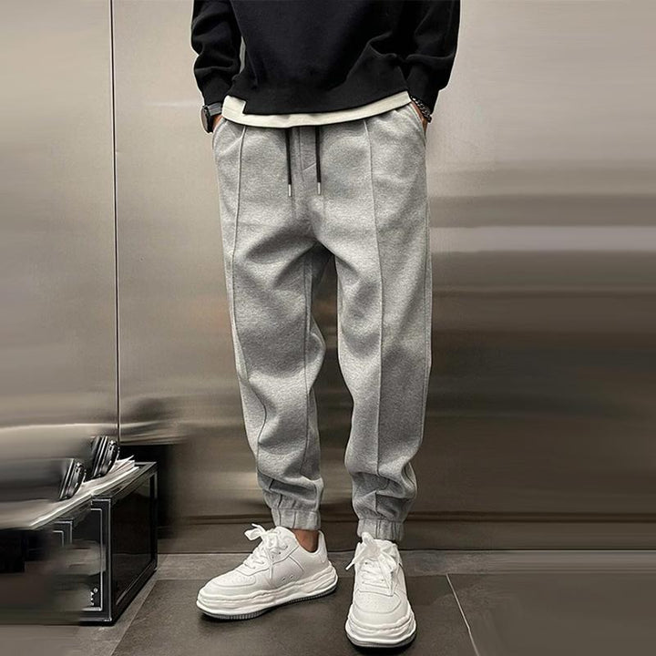 Heren slim fit joggingbroek met handige zij- en achterzakken, ideaal voor comfort en casual stijl.
