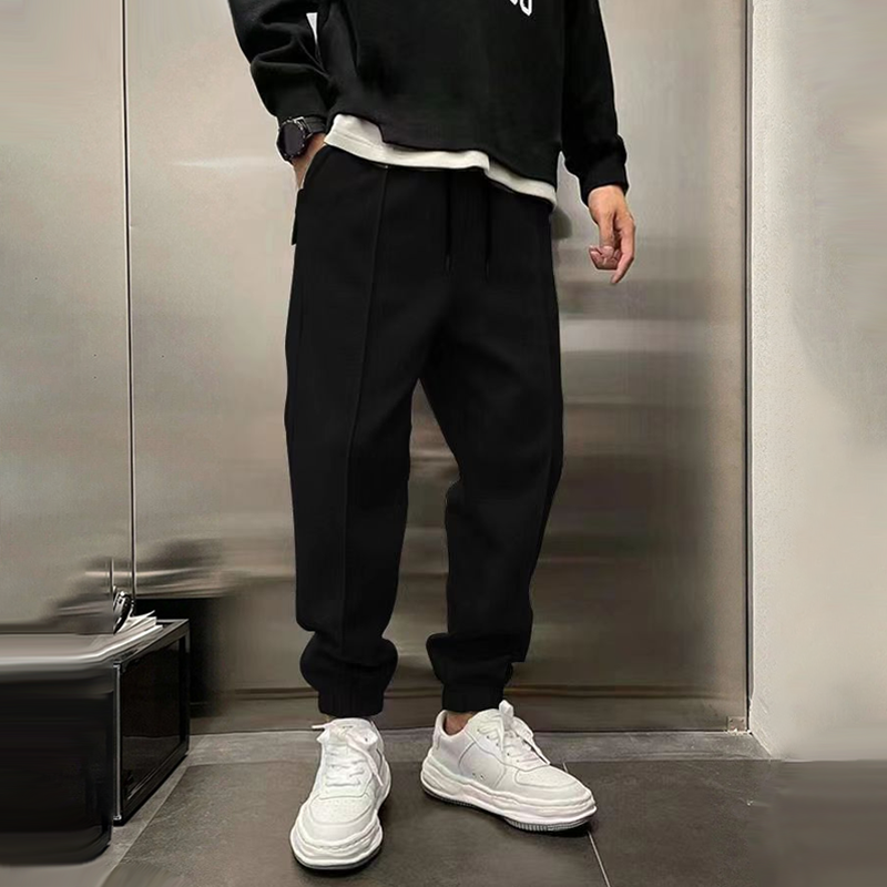 Zwarte heren joggingbroek, slim fit met praktische zakken, comfortabele herenmode voor thuis of onderweg.