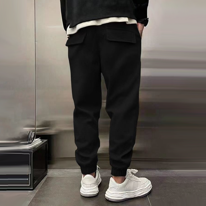 Moderne slim fit heren joggingbroek, perfect als sportbroek of casual vrijetijdskleding.