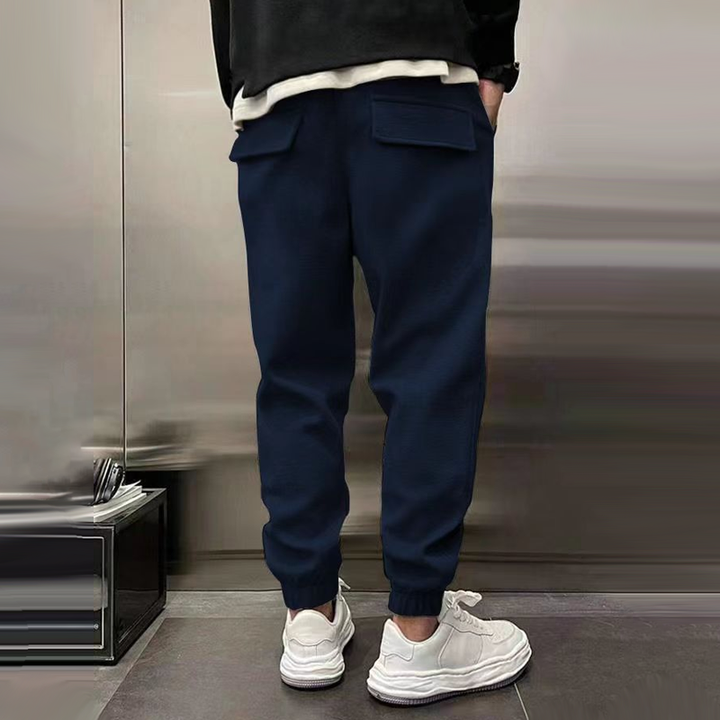 Lichte en comfortabele heren joggingbroek, slim fit design met handige achterzakken.