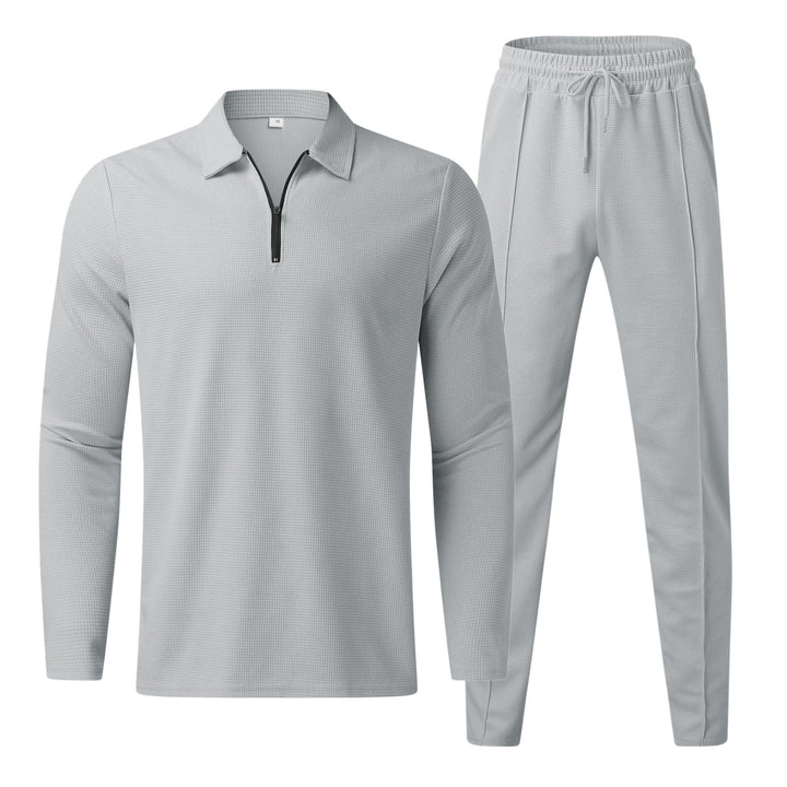 Modern heren trainingspak: lichtgewicht, ademend en perfect voor sport, ontspanning of als casual zomeroutfit.