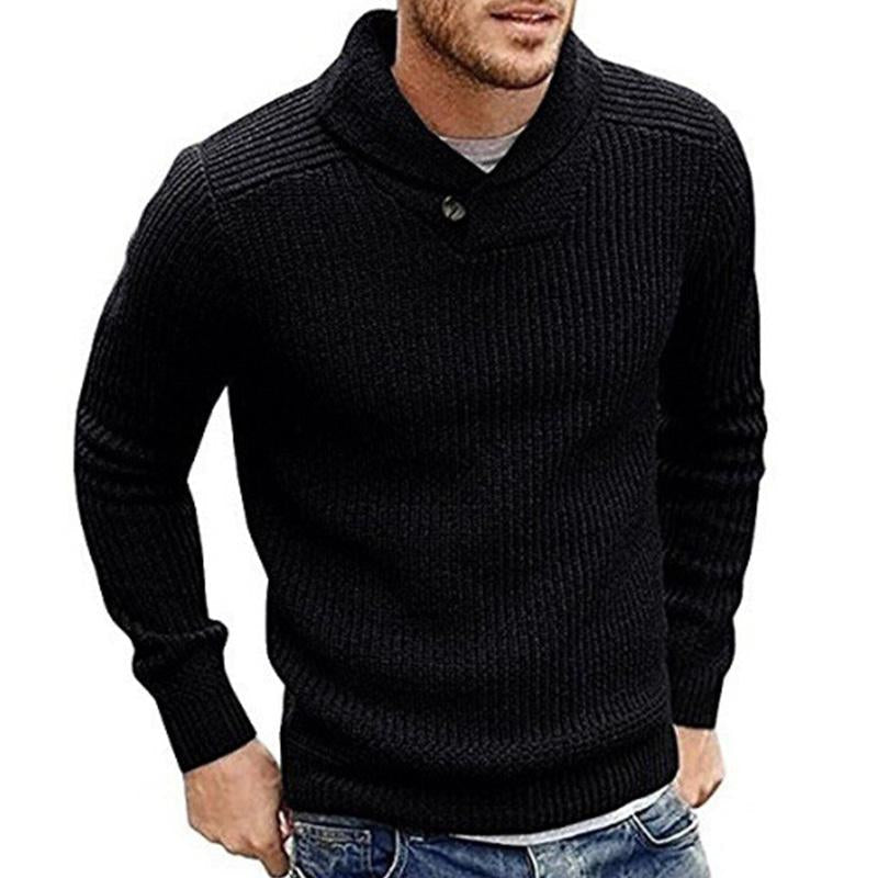 Man toont de pasvorm van een comfortabele heren kabeltrui met sjaalkraag. Ideaal voor modebewuste heren.