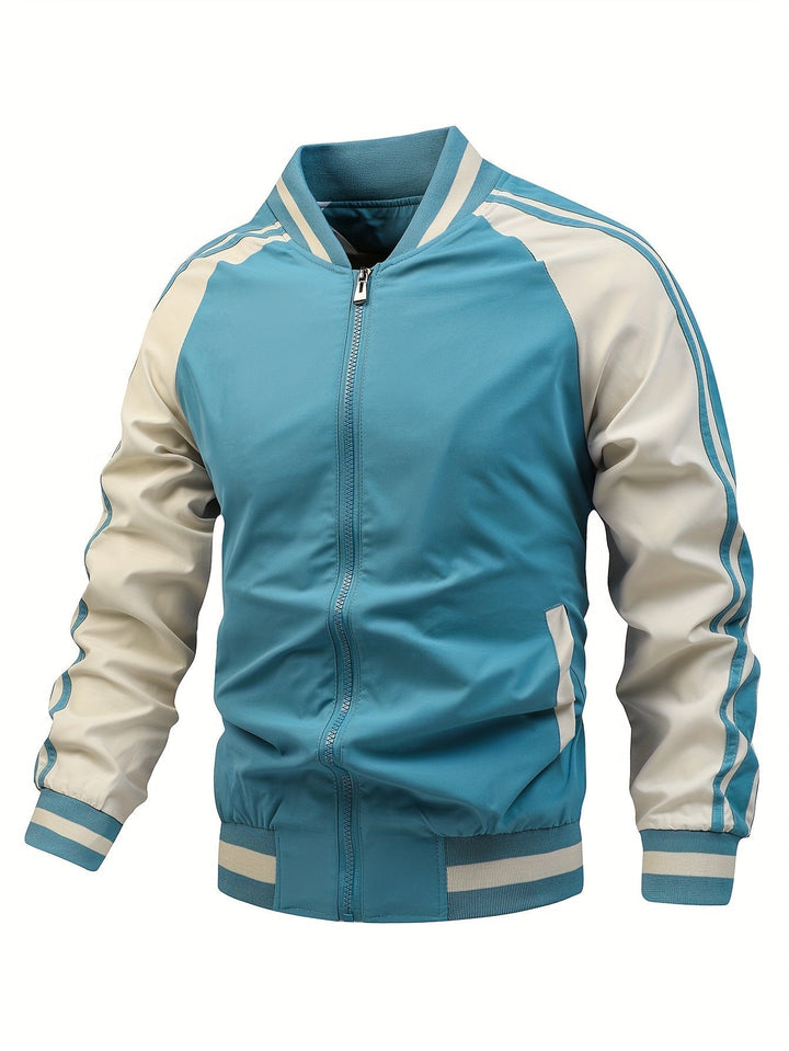 Model draagt heren sportief bomberjack met retro strepen en rits, casual en perfect voor lente of herfst.