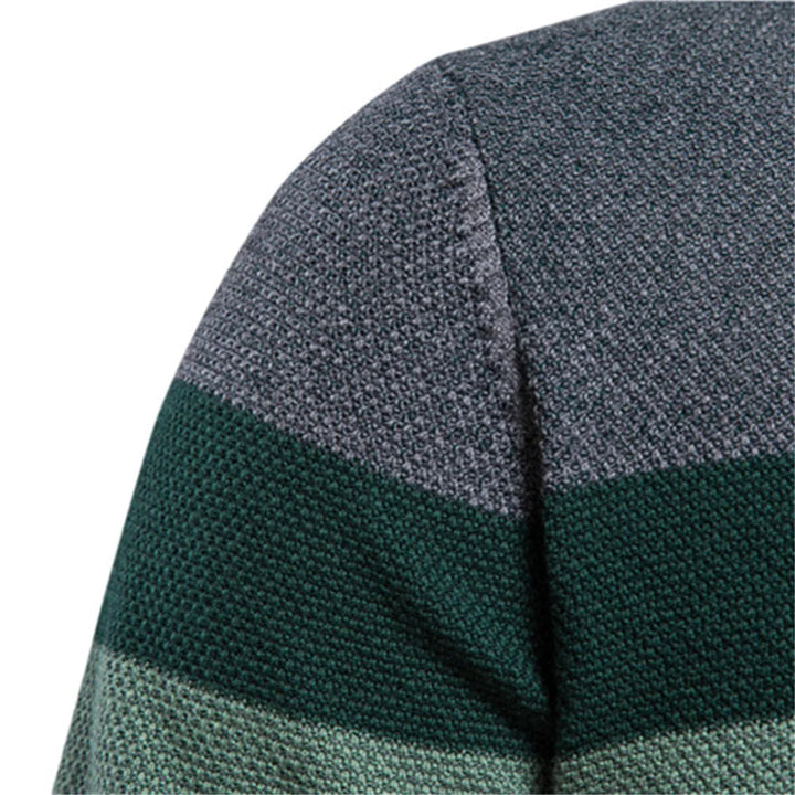Trendy heren trui met diverse kleurblokken. Combineert mode en warmte voor de koude najaarsdagen.